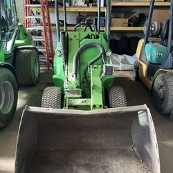 Avant 528 Articulating Loader With Bucket 