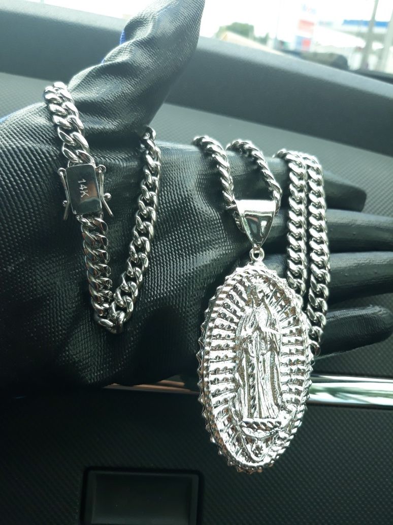 $130.....8mm.....🏌️🤳🏆🤩14k white gold-plated cuban link chain pendant and bracelet.... will not fade or tarnish.... I deliver 🚗💭💭