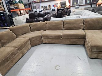 Very Large & Comfy Sectional – Delivery Available