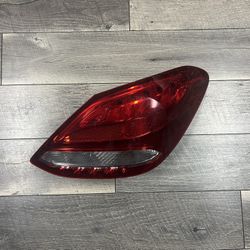 2015-2018 C300 MERCEDES BENZ C CLASS TAIL LIGHT RIGHT DRIVER SIDE