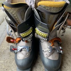 Salomon Ski Boots Women Size 7 Or 24.5