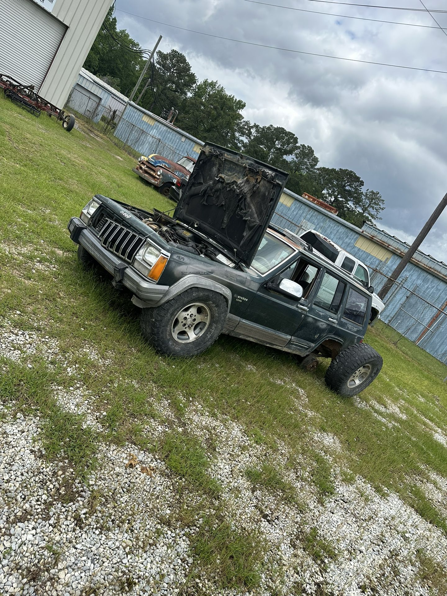2 Jeep Cherokee 