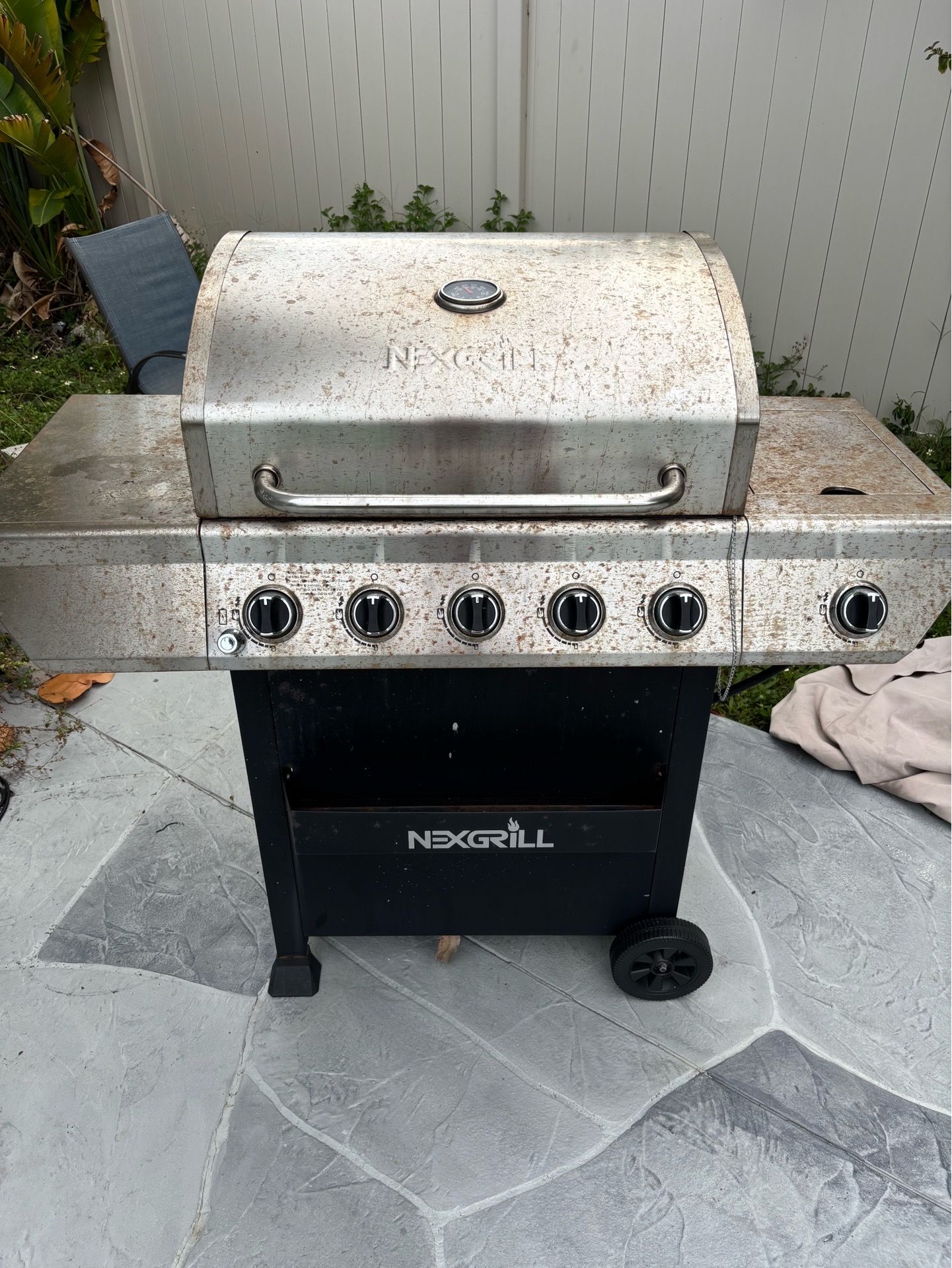 Grill plus propane tank $20