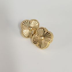 10K Yellow Gold Clover Motif Stud Earrings – Sunburst Guilloché Design, 2.8g