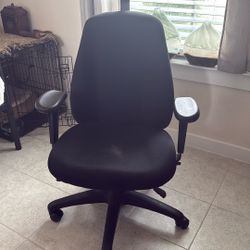 Ergonomic Office Chair with Headrest – Great Condition