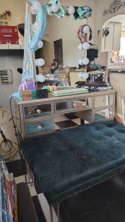 Mirrored vanity set