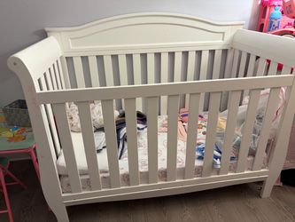 Baby crib with mattress