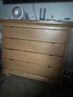 4-drawer dresser in good condition