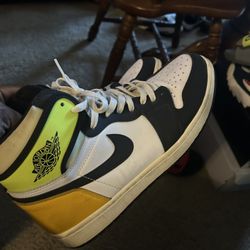 Jordan 1 Retro “Volt” Sz 11