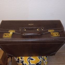  C H  E V Y Leather Breifcase  Vintage