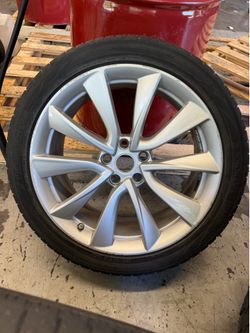 Tesla 19 inch wheels 4 rims and TPMS sensors