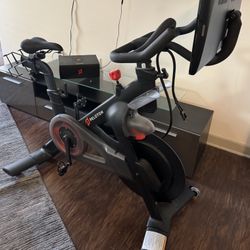 Peloton Bike with Screen - Excellent Condition 