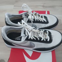 Nike Sneakers Size 6.5 Women's , Size 5 Mens 