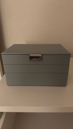Stackers gray jewelry box with white jewelry boxes in clear box