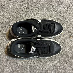 Nike Black & White Women’s Sz 8