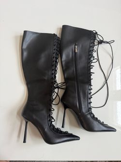 Size: 7 Black Knee-High Stiletto Lace-Up Boots