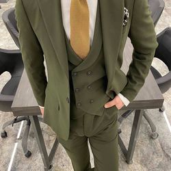 Men’s three piece suit with wide collar vest 40R x 32 pants NWT