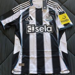 New “NEWCASTLE UNITED FC 25/26 HOME AUTHENTIC JERSEY” (never used) (all sponsors) (price negotiable)