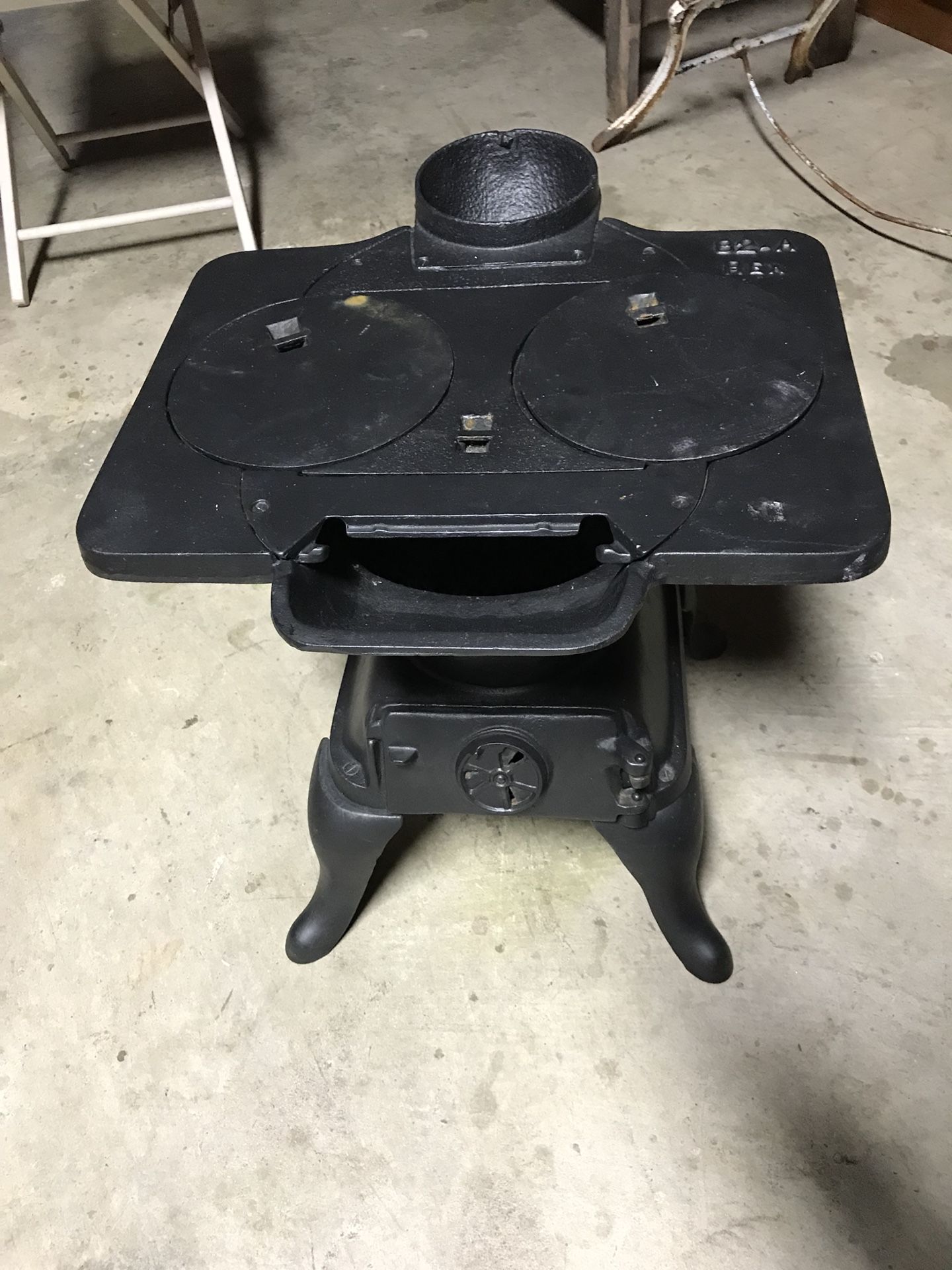 Antique 1920-40 circa 82-A Rex cast iron stove