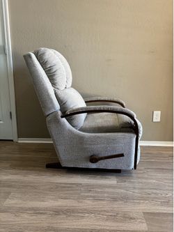 La-Z-Boy Recliner Free Delivery 🚚
