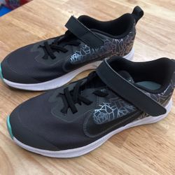 Kids nike shoes 1Y