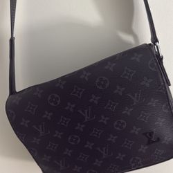 Louis Vuitton Sidebag District Pm
