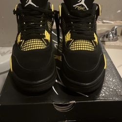 Jordan 4 Yellow Thunder Size 9.5 