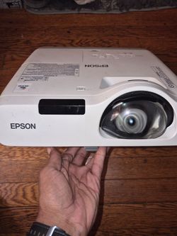 Epson 3LCD projector.Comes w/remote/power cord.