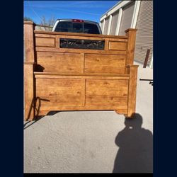 🎁BEAUTIFUL QUEEN SIZE BED FRAME🎁