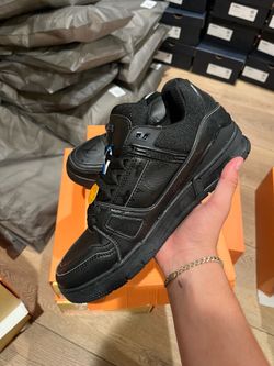£V Shoes