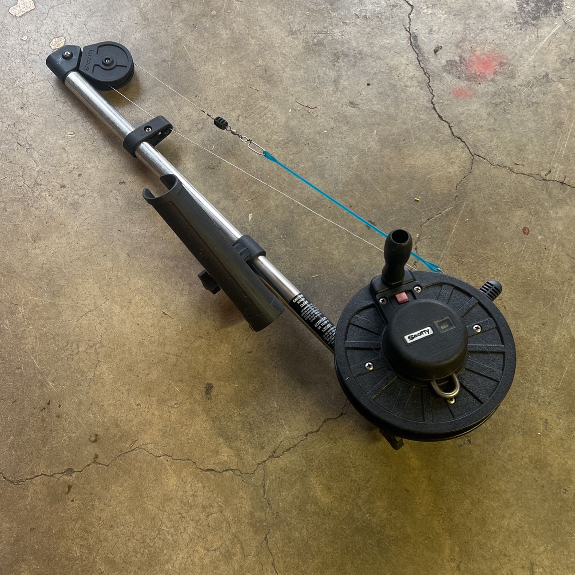 Scotty 1085 Strongarm Manual Downrigger w/ 30Inch Boom w/ Rod Holder