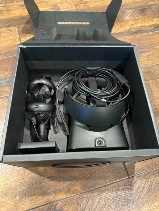 Oculus Rift S (Used In Box Great Condition!) Everything Included