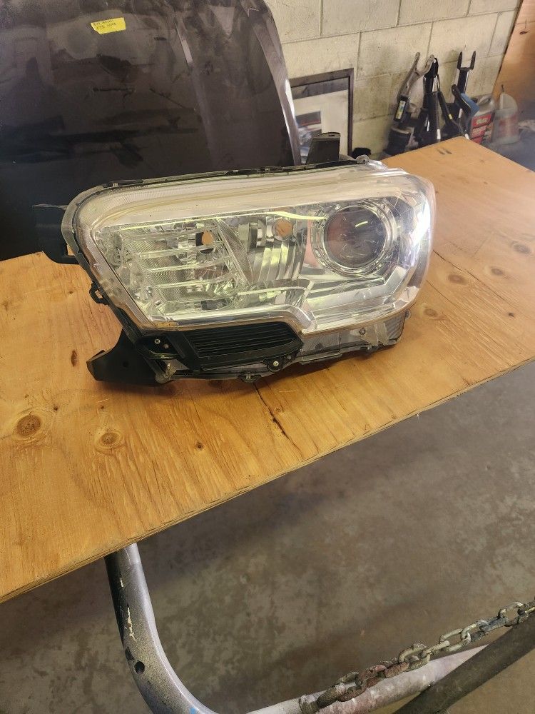 2016-2023 Toyota Tacoma Left Headlight Oem