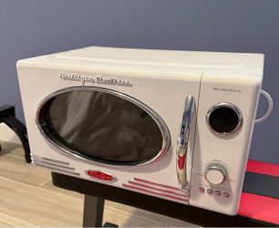 Nostalgia NRMO9WH Microwave Oven, 0.9 Cu. Ft. 800-Watts with LED Digital Display, Child Lock, Easy C