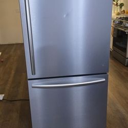 Mora 22.3 cu ft bottom freezer w ice maker