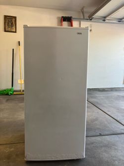 Upright Freezer in white