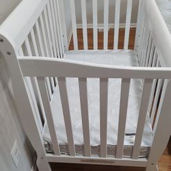 Dream On Me Aden 4-in-1 Baby Crib. Almost New.(Mattress included)