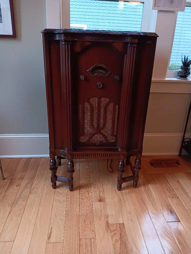 Rare 1936 AM radio Console.