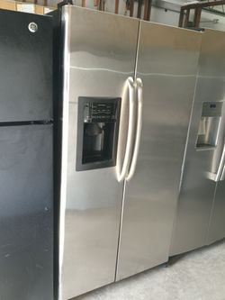 G/E side by side refrigerator Stainless steel everything works good 💯