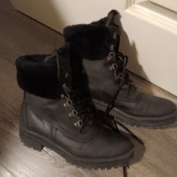  Boots 8 Timberland,  Black With Fur Ontop.