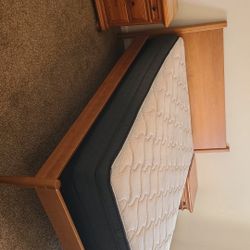 Queen Mattress and Boxspring ~ LQQK 