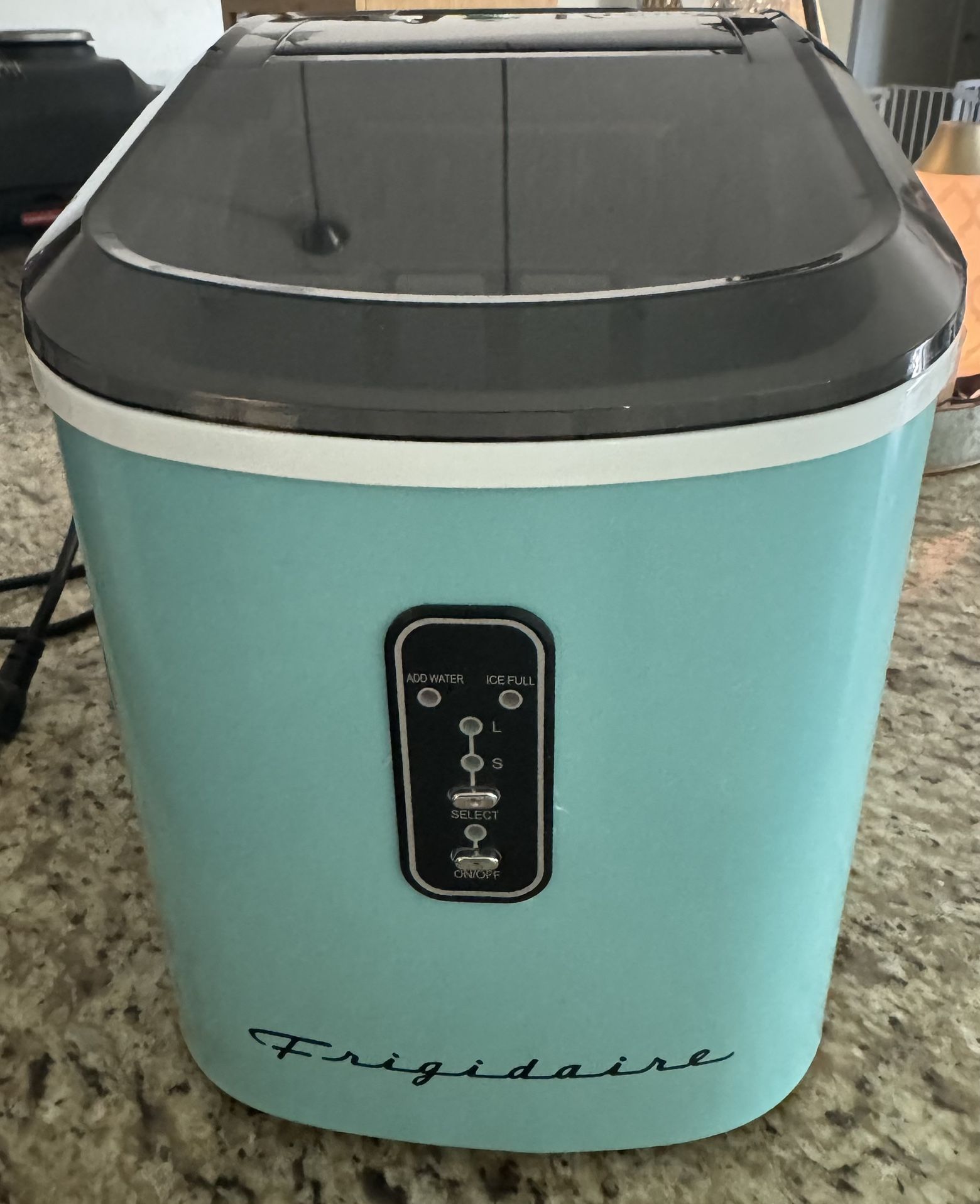 Frigidaire Retro Ice Maker – Light Blue