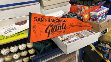 Very vintage San Francisco Giants signed, pennant several signatures