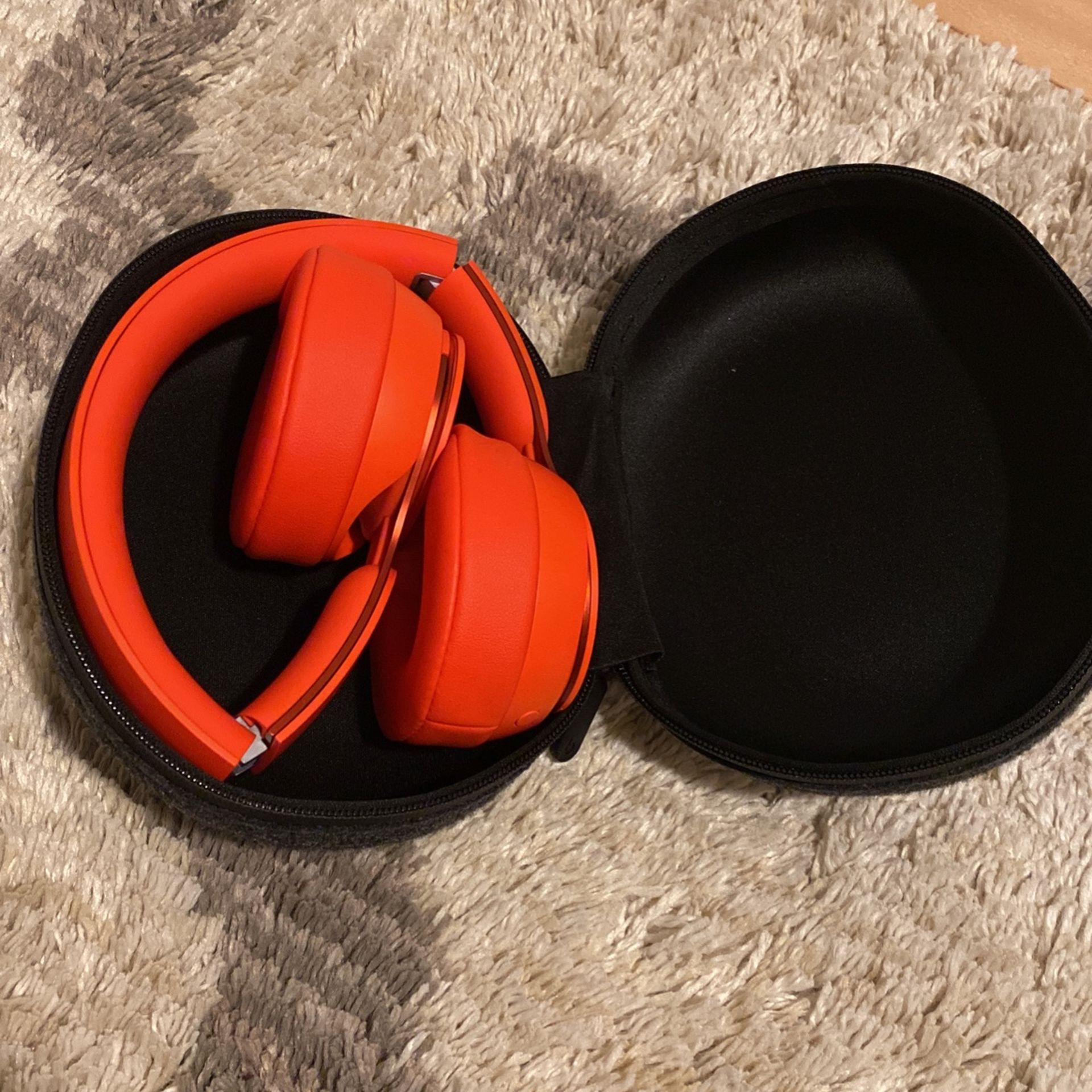 Beats Solo Pro Red