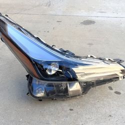 2019 - 2022 TOYOTA PRIUS BLACK RH PASSENGER SIDE HEADLIGHT OEM