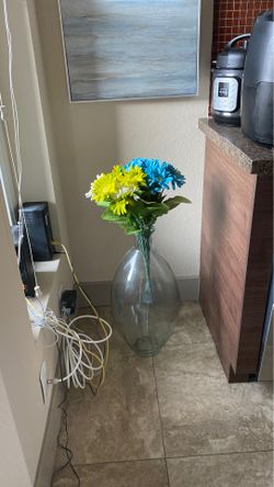 Cute vase with flowers pick up marina Del Rey