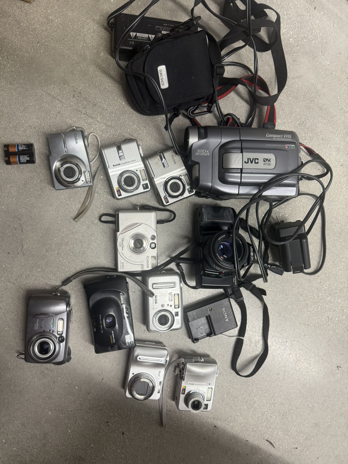 Este es un lote de 10 cámaras diferentes, algunas digitales y otras antiguas, una videocámara VHS sin probar. Se vende en su estado actual, solo para