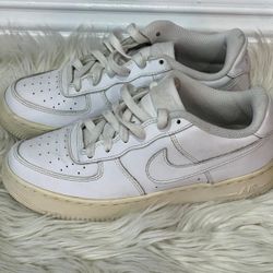 White Nike Shoes Size 5.5Y