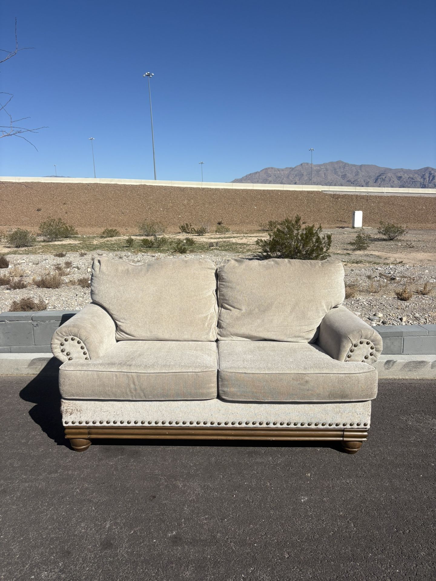 Beautiful Small Two Seater Loveseat (Free Delivery π)