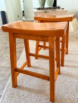 2 barstools